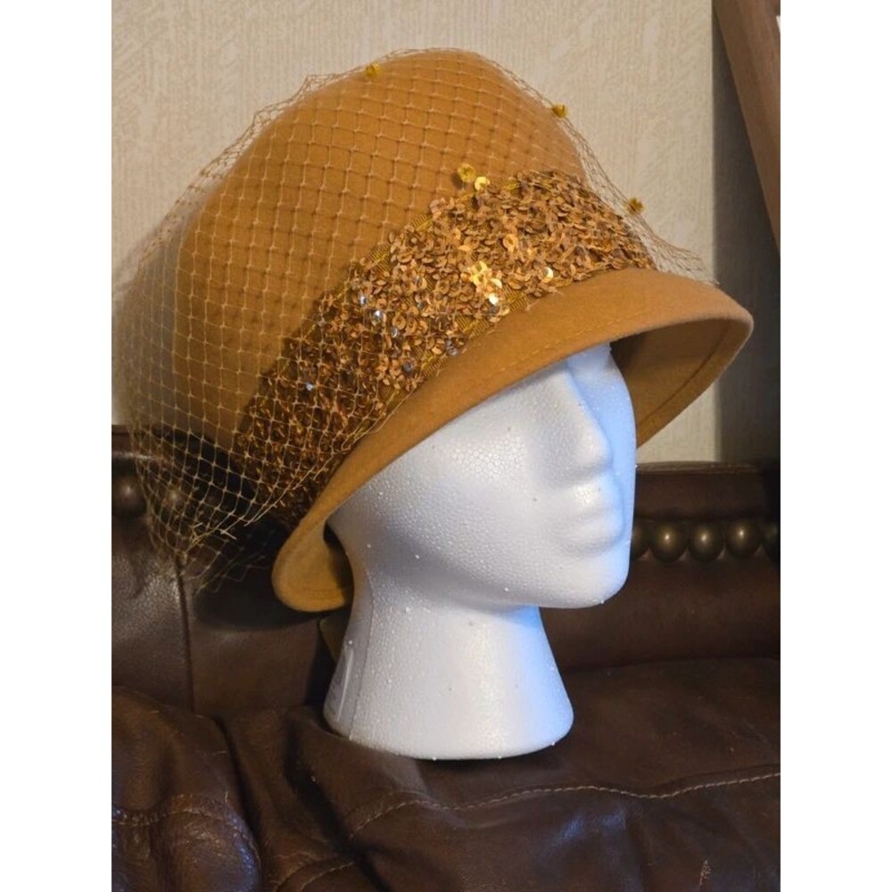 Vintage MCM Cloche Hat w/ Birdcage Veil